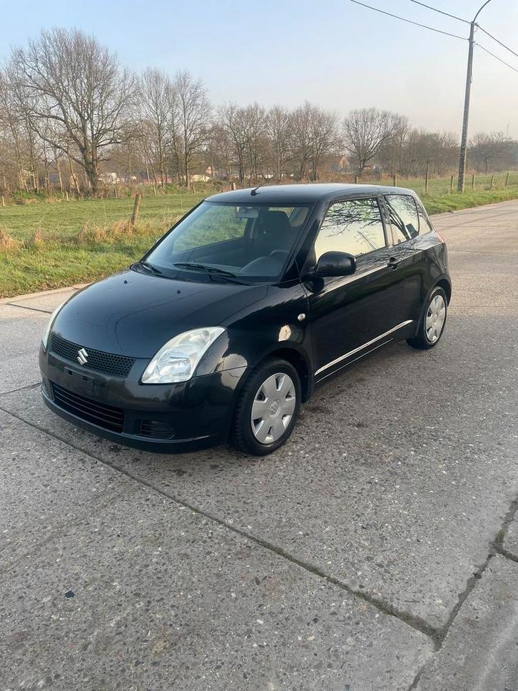 SUZUKI SWIFT IN ZEER GOEDE STAAT DIRECT BESCHIKBAAR, Auto's, Suzuki, Bedrijf, Swift, Benzine, Euro 4, Stadsauto, 2 deurs, Handgeschakeld
