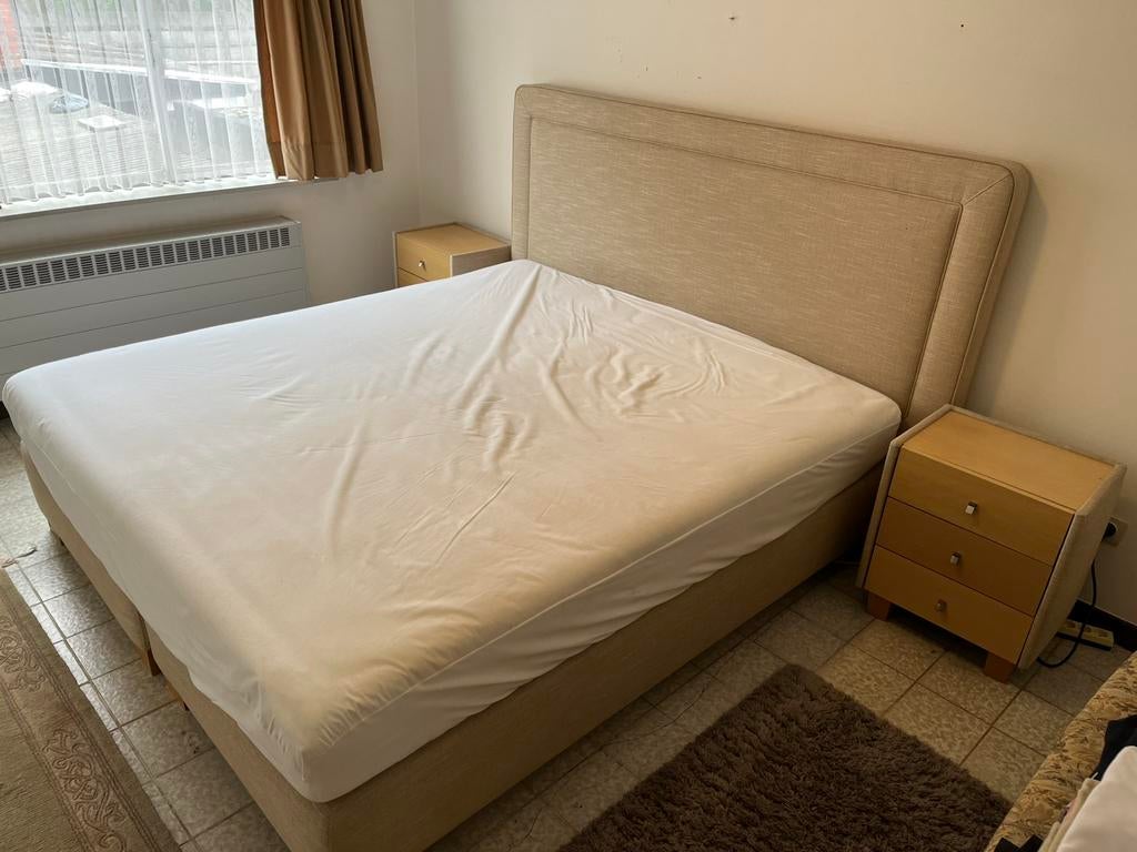 Sommier 180x200 avec tables de chevet, Enlèvement, Comme neuf