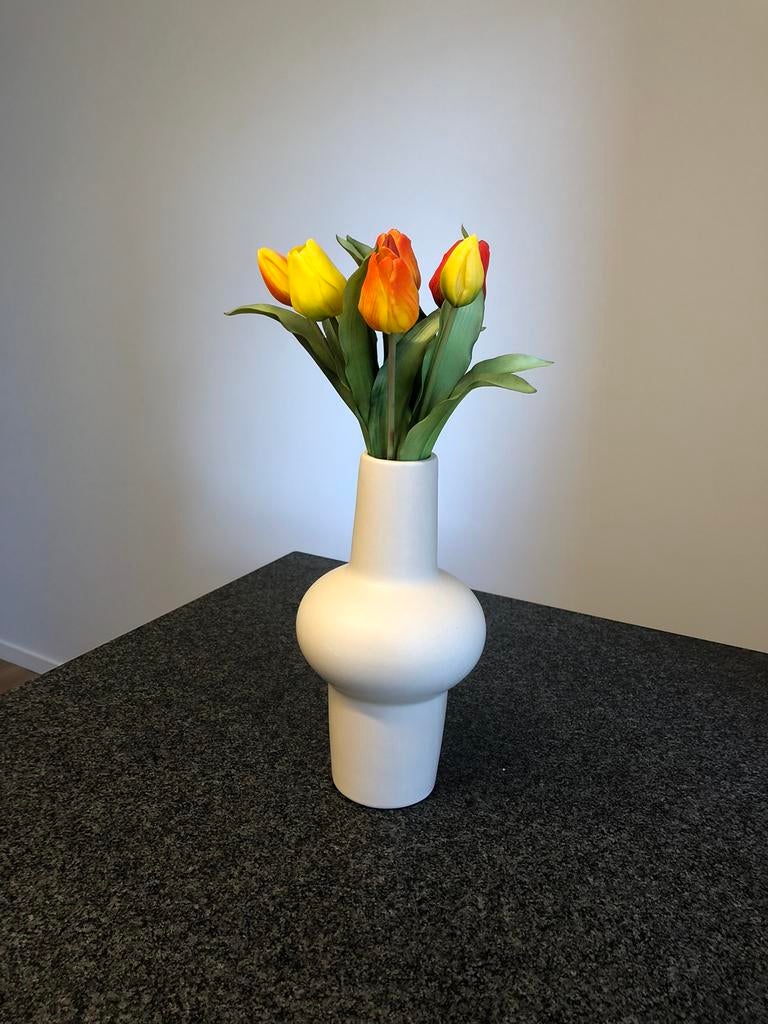 Vaas Mica Decorations (nieuw!), Huis en Inrichting, Woonaccessoires | Vazen, Ophalen, Wit, Aardewerk of Porselein, Nieuw