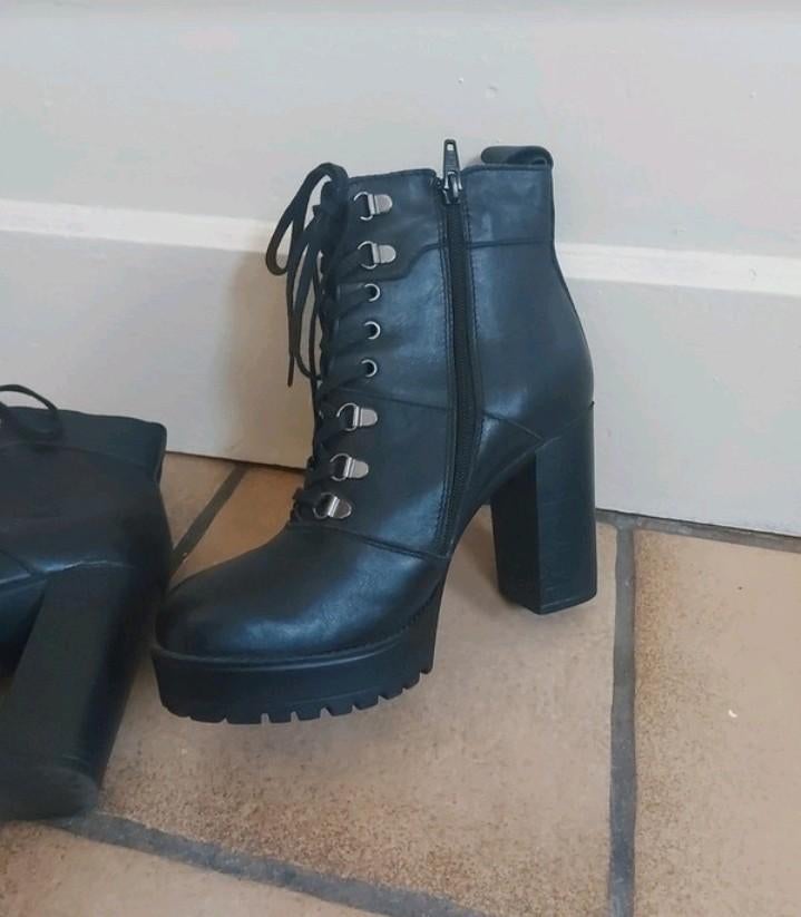 BOTTINES EN CUIR 4 SAISONS - HAUTEUR 22 CM - VOIR INFOS, Enlèvement ou Envoi, Boots et Botinnes, Porté, Noir