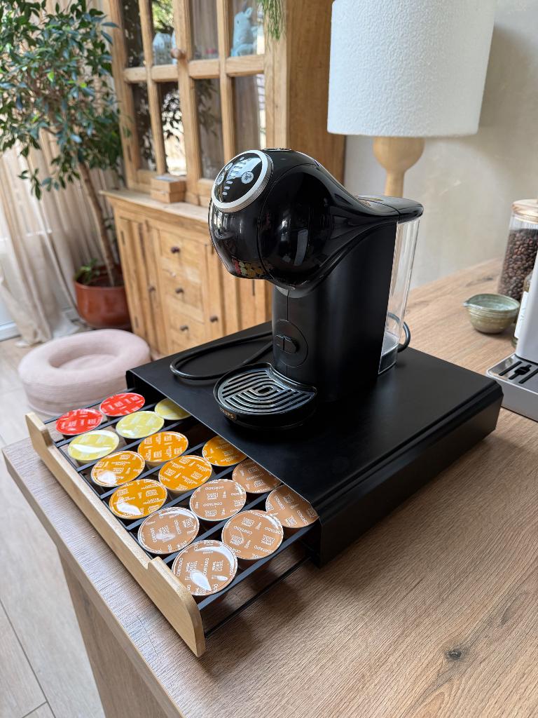 Dolce gusto koffiezet inclusief capsulehouder en capsules, Elektronische apparatuur, Koffiezetapparaten, Zo goed als nieuw, Koffiepads en cups