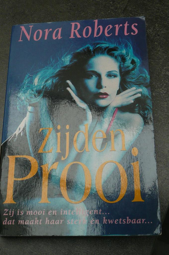 Nora Roberts : Zijden prooi, Boeken, Romans, Ophalen of Verzenden, Zo goed als nieuw, Nora Roberts