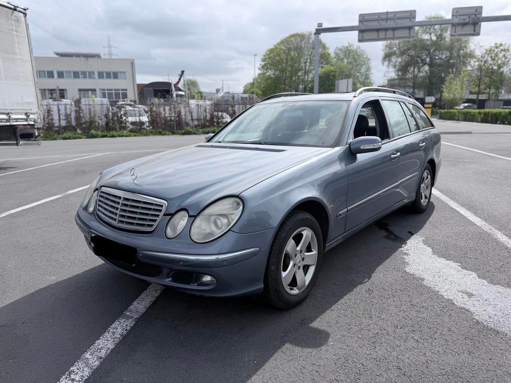 ik mijn Merceders E 320  Motor 3.0 benzine van het jaar 2005, Auto's, Mercedes-Benz, Automaat, Zwart, Blauw, Break