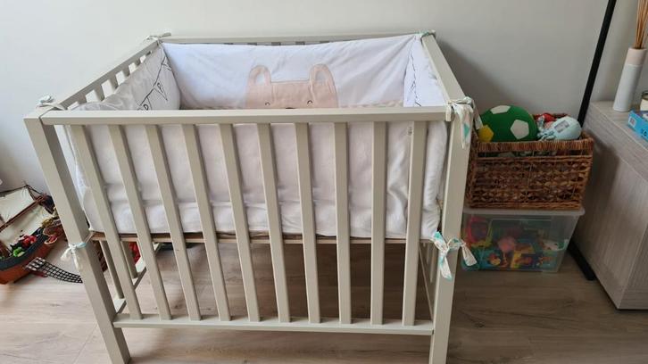 Lit bébé en très bon état + parc + matelas, Enfants & Bébés, Parcs, Comme neuf, Rectangulaire, Réglable en hauteur, Enlèvement