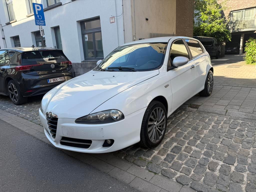 ALFA ROMEO 147/1.6 ESSENCE/CLIMATISATION/LEX OK/HOMOLOGUÉ V, Autos, Entreprise, Interruption de démarrage, Boîte manuelle, Entretenue par le concessionnaire