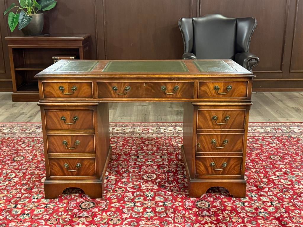 Klassiek Engels bureau #655, Huis en Inrichting, Bureaus, Hout, Bruin, Ophalen of Verzenden, Zo goed als nieuw