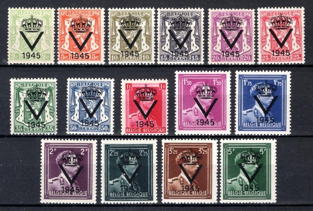 PR61/75** 1945 - Armoiries de l'État et timbres à col ouvert, Enlèvement ou Envoi, Non oblitéré, Neuf