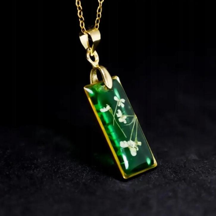 Collier « Pomme Verte » avec fleurs de Carotte Sauvage, Bijoux, Sacs & Beauté, Colliers, Neuf, Autres matériaux, Vert, Enlèvement ou Envoi