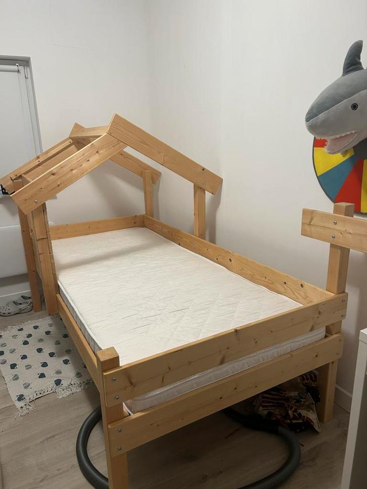 Kinderbed huisje in hout, Kinderen en Baby's, Kinderkamer | Bedden, Zo goed als nieuw, Matras, Ophalen