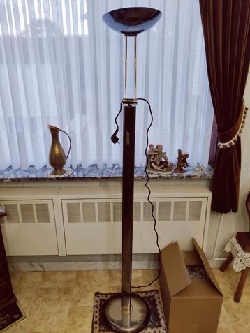 Vloerlamp beschikbaar voor biedingen