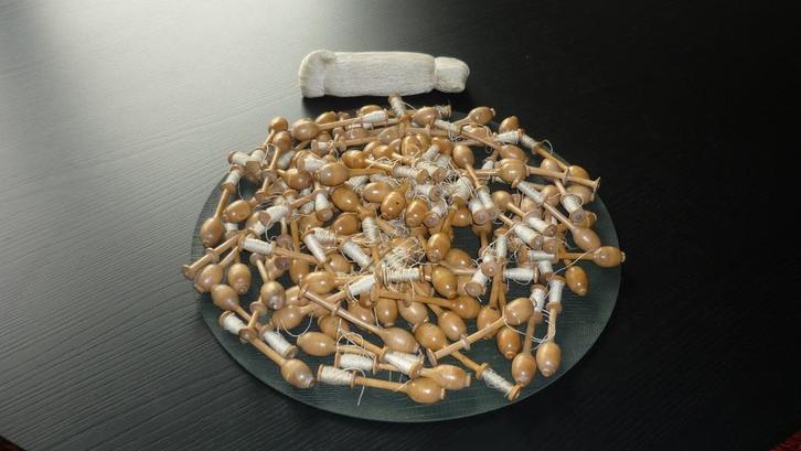 110 Vintage klossen voor kantklossen, Antiek en Kunst, Antiek | Gereedschap en Instrumenten, Ophalen of Verzenden