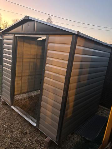 Metalen tuinhuis / werfkeet beschikbaar voor biedingen