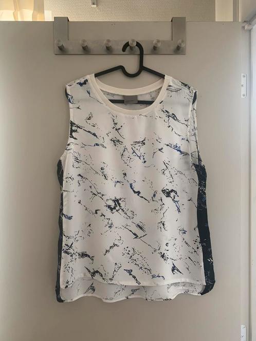 Wit topje met print, Kleding | Dames, Topjes, Zo goed als nieuw, Maat 42/44 (L), Wit, Zonder mouw, Ophalen of Verzenden