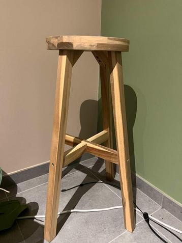 Houten barkruk beschikbaar voor biedingen