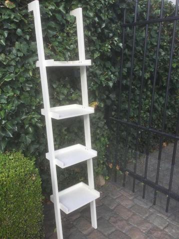 Decoratieve ladderkast / boekenkast beschikbaar voor biedingen