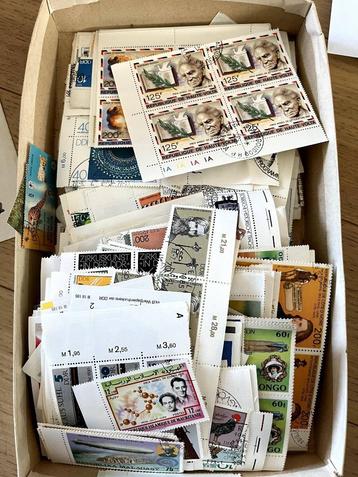 doos met postzegels van diverse thema's internationaal