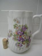 Kan in porselein, wit met bloemenmoetief, Verzamelen, Porselein, Kristal en Bestek, Ophalen of Verzenden, Porselein