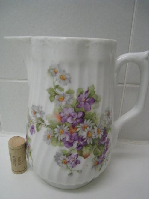 Kan in porselein, wit met bloemenmoetief, Verzamelen, Porselein, Kristal en Bestek, Porselein, Ophalen of Verzenden