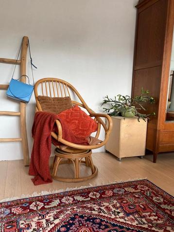 Rotan draaistoel beschikbaar voor biedingen