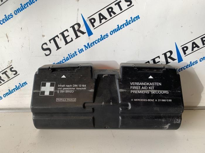 EHBO kit van een Mercedes E-Klasse, Auto-onderdelen, Overige Auto-onderdelen, Mercedes-Benz, Gebruikt, 3 maanden garantie, Ophalen of Verzenden