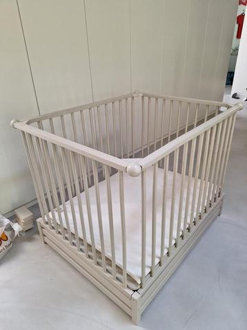 Beige babypark met randbekleding en matras beschikbaar voor biedingen
