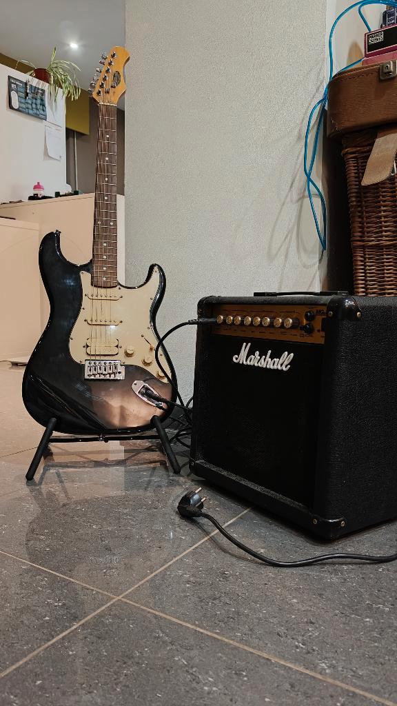 Marshall MG15DFX + Stagg elek. gitaar, Muziek en Instrumenten, Snaarinstrumenten | Gitaren | Elektrisch, Gebruikt, Marshall, Met versterker