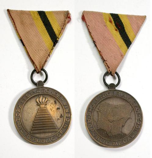 Médaille civile_The Republic Nigeria IST Decade 1963-1973, Collections, Objets militaires | Général, Autres, Enlèvement ou Envoi