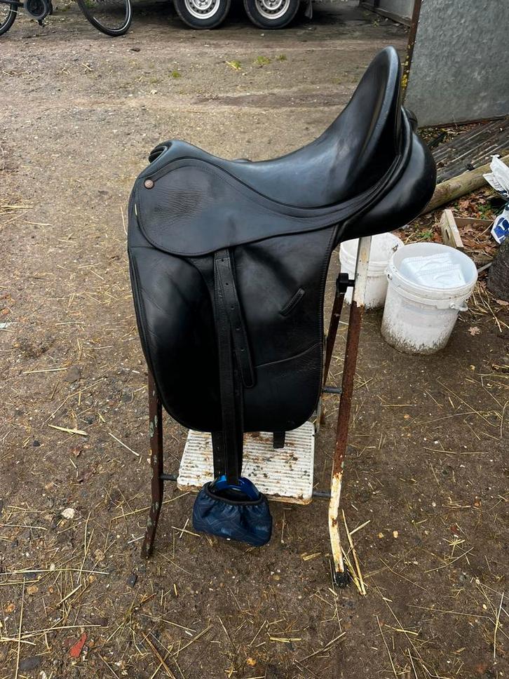 Bates Dressuurzadel - 17”, Dieren en Toebehoren, Paarden en Pony's | Zadels, Dressuur, Ophalen