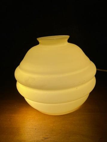 ZACHTGEEL ART DECO LAMPEKAPJE. JAREN 30. PERFECTE STAAT. beschikbaar voor biedingen