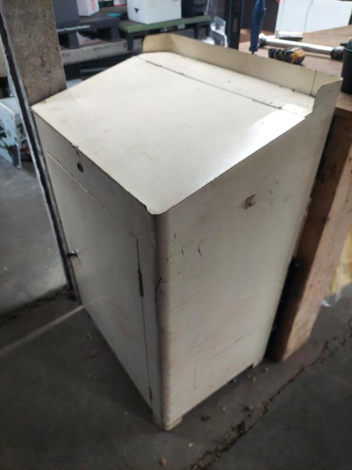 Ijzeren lessenaar, vintage kast ijzer, Antiek en Kunst, Antiek | Meubels | Kasten, Ophalen