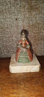 Antiek beeld van vrouw op marmer, Antiek en Kunst, Ophalen of Verzenden