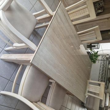 Eetkamertafel met stoelen  beschikbaar voor biedingen