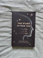 Boek: The Stars Within You – Juliana McCarthy, Ophalen of Verzenden, Zo goed als nieuw, Astrologie, Achtergrond en Informatie