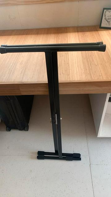Keyboard statief beschikbaar voor biedingen