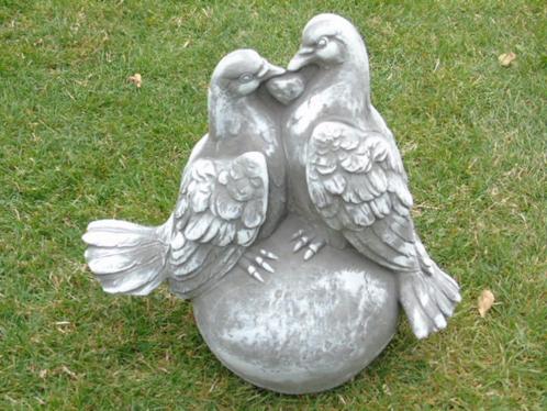 statue en pierre d un couple de colombe sur boule ..., Jardin & Terrasse, Statues de jardin, Neuf, Animal, Béton, Enlèvement ou Envoi