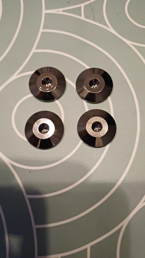 Luidspreker spikes + spike vloerbeschermers nieuw, Audio, Tv en Foto, Luidsprekerboxen, Nieuw, Front, Rear of Stereo speakers