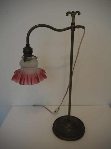 Antiek tafellamp met roze opaline tulp, 1930s beschikbaar voor biedingen