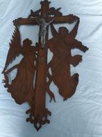 Kruisbeeld met engelen houtsnijwerk, Ophalen