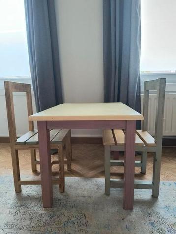 Tafel en stoelen beschikbaar voor biedingen