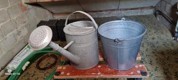 Vintage zinken gieter en emmer beschikbaar voor biedingen