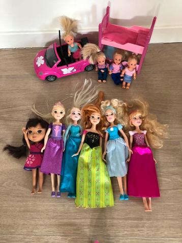 Barbie disneypoppen en kleine poppen met attributen 15€