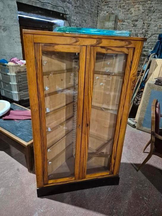 Vintage hoekkast van dennenhout, Huis en Inrichting, Kasten | Vitrinekasten, Zo goed als nieuw, Glas, Ophalen