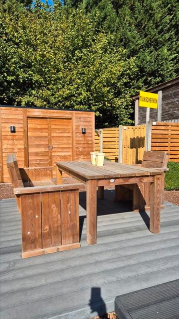 Houten tafel en stoelen  beschikbaar voor biedingen