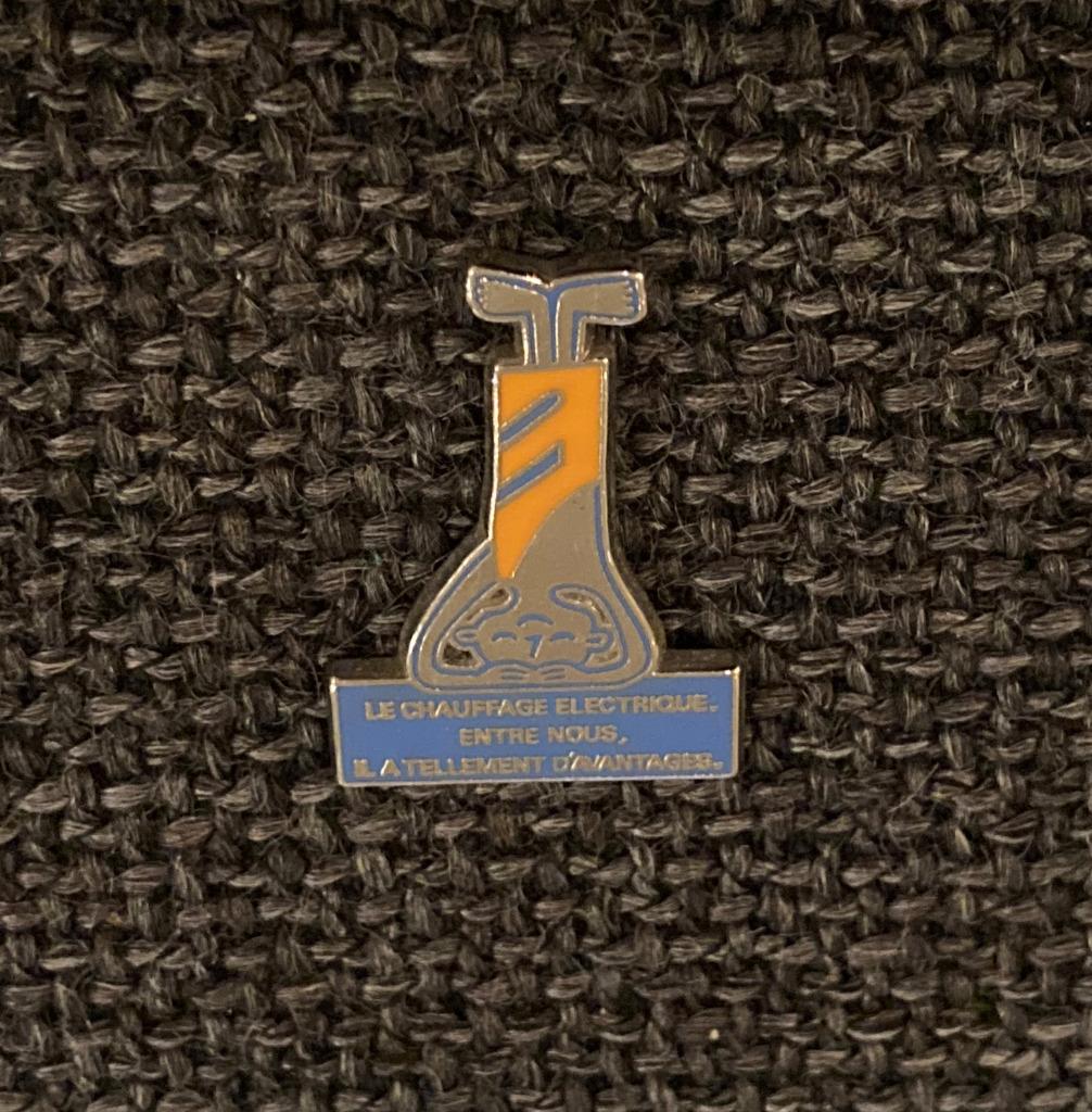 PIN - LE CHAUFFAGE ELECTRIQUE, Envoi, Utilisé, Autres sujets/thèmes, Insigne ou Pin's