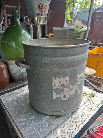 Grote vintage zinken emmer beschikbaar voor biedingen