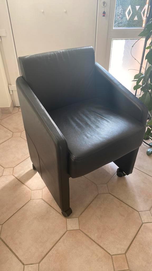 2x Zwarte kunstlederen stoelen op wieltjes, Huis en Inrichting, Stoelen, Gebruikt, Twee, Leer, Overige materialen, Zwart, Ophalen