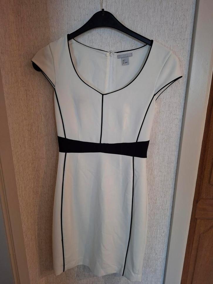 ​Stijlvolle Kokerjurk Wit met Zwarte Details | H&M Maat 36, Kleding | Dames, Jurken, Gedragen, Maat 36 (S), Wit, Knielengte, Ophalen