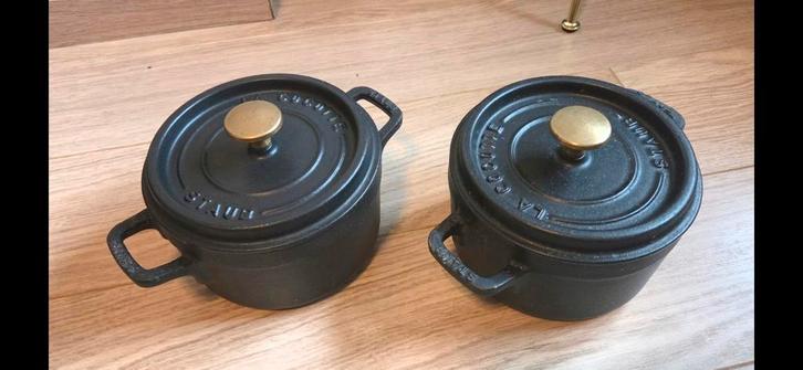 2 STAUB casseroles 16cm, Huis en Inrichting, Keuken | Potten en Pannen, Gietijzer, Ophalen
