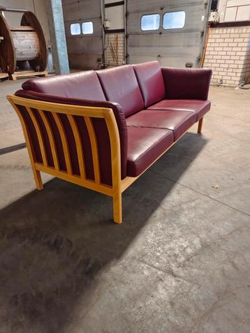 vintage Deense 3-zits bank leer met houten frame jaren 60 beschikbaar voor biedingen