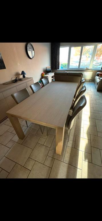 Eettafel  beschikbaar voor biedingen